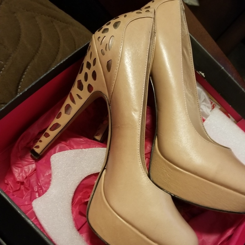Vince Camuto neutral color pump